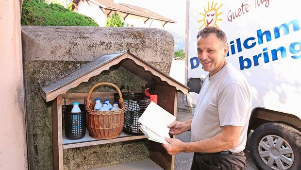 Seit 35 Jahren ist Kari Schelbert als Milchmaa unterwegs. Er arbeitet heute noch mit dem Milchbüechli: Seine Kunden notieren darin ihre Bestellungen, die er am entsprechenden Ort deponiert. 