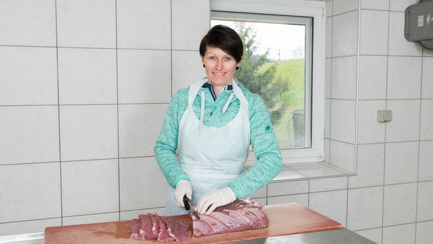 Bäuerin und Verwaltungsrätin Tanja Müller verarbeitet das Fleisch ihrer Piemonteser direkt auf dem Hof. (Fotos: Miriam Kolmann)