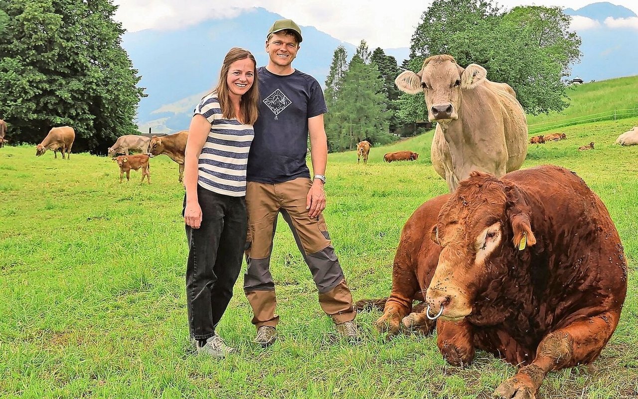 Priska und Flavian Schwitter, die Gewinner des diesjährigen Innovationspreises des Nidwaldner Bauernverbandes, mit ihrem sichtlich entspannten Muni Cäsar und einer seiner Herzdamen.