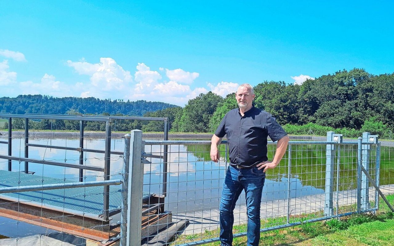 Didier Banderet vor seinem Regenwasserbecken: Dieses ermöglicht ihm, seine 9 Hektaren Kartoffeln zweimal zu bewässern.