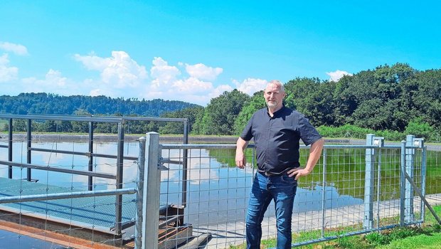 Didier Banderet vor seinem Regenwasserbecken: Dieses ermöglicht ihm, seine 9 Hektaren Kartoffeln zweimal zu bewässern.