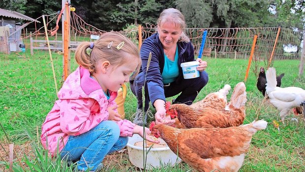 Jana lernt bei Marylène Kammermann Basiswissen und Zusammenhänge rund ums Thema «Vom Ei zum Huhn». 