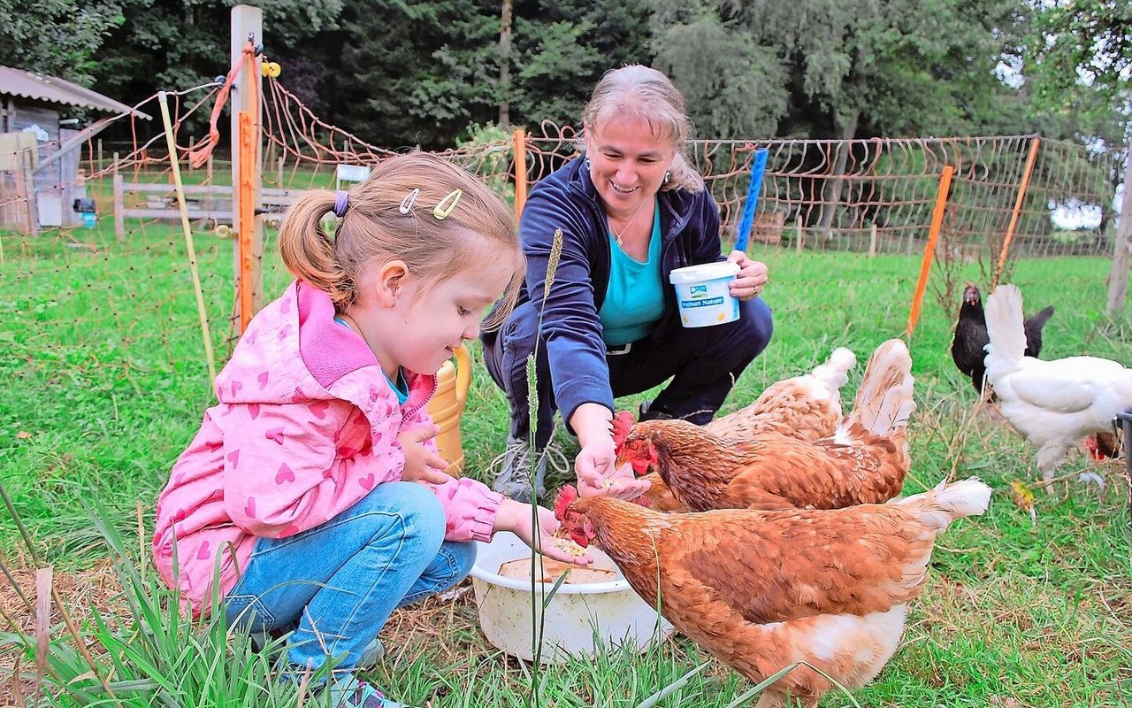 Jana lernt bei Marylène Kammermann Basiswissen und Zusammenhänge rund ums Thema «Vom Ei zum Huhn». 