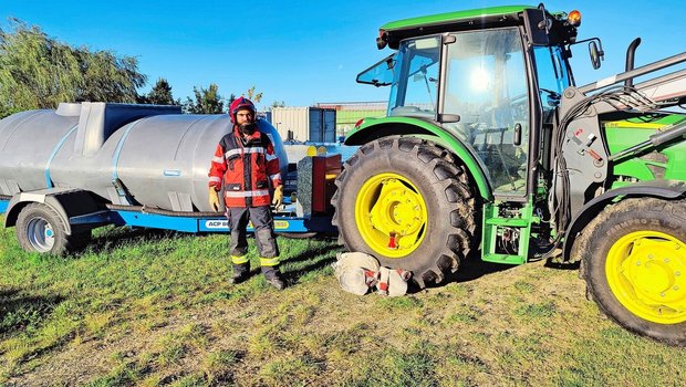 Thomas Siegenthaler in seiner neuen Feuerwehrausrüstung, die ihm Bekannte des Vaters aus der Schweiz gespendet haben. Seinen Löschwagen kann er mit dem Traktor ziehen. 