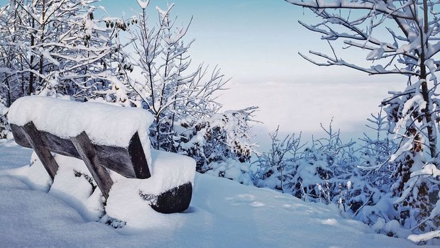 Wer hier Platz nimmt, sitzt durch den Schnee nicht nur weich (aber kalt) gepolstert, sondern geniesst auch eine herrliche Aussicht auf das Nebelmeer über dem Mittelland.