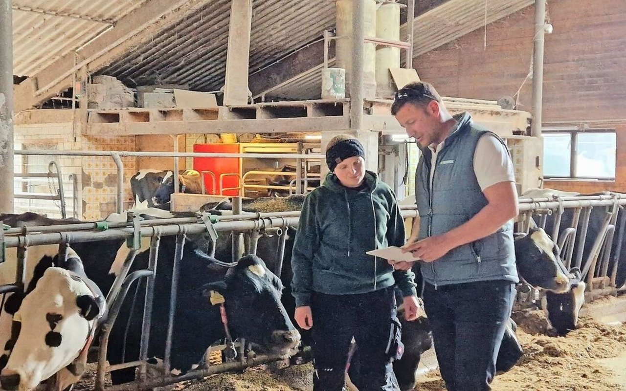 Roman Bieri im Gespräch mit Mara Brönnimann. Sie ist für die Rindviehhaltung zuständig. Neben dem Betriebsleiter arbeiten drei Vollzeit- und eine Teilzeit-Mitarbeitende auf dem Hof.