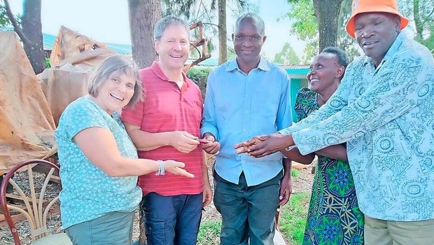 Zu Besuch in Kenia: Käthi und Daniel Vetterli mit Paul Ruto (Mitte), Inhaber von «De Eden Farm».