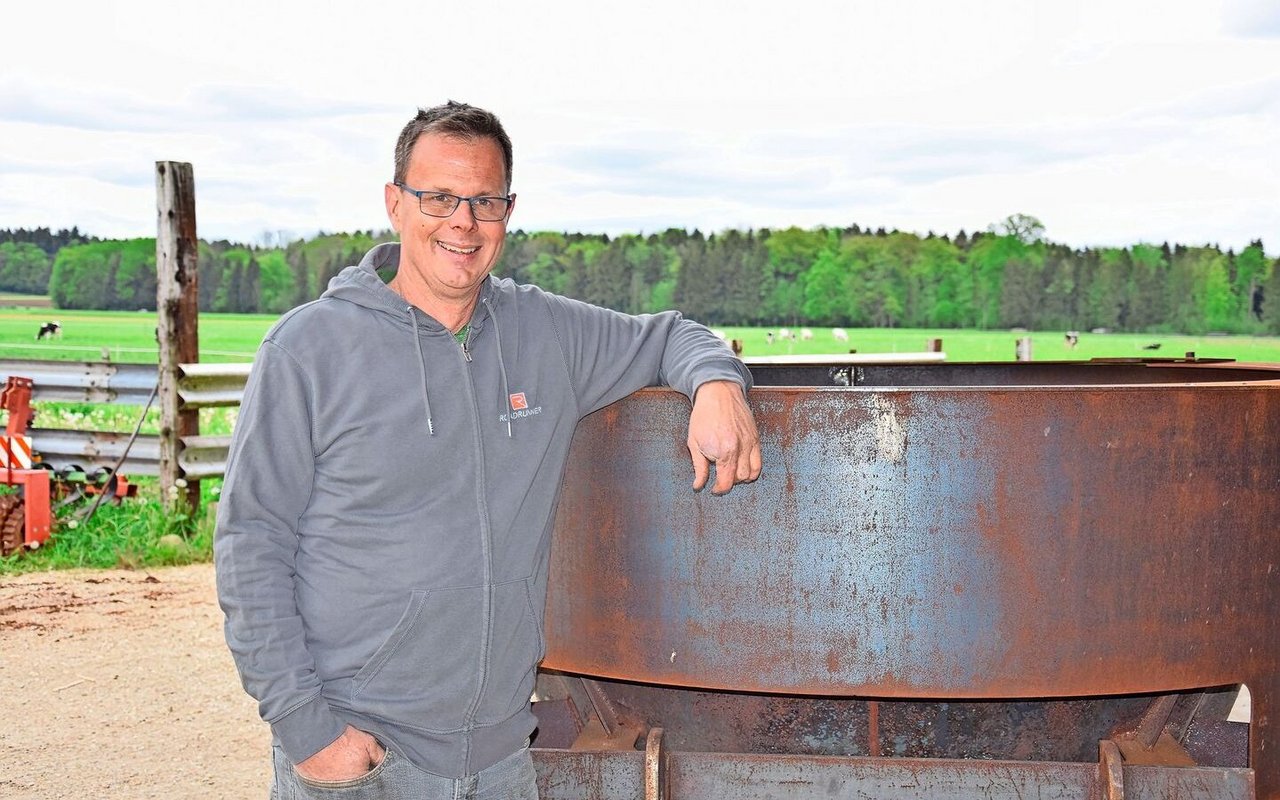 «Das ist mein Weg. Das muss es aber nicht für jeden sein», sagt Adrian Brügger zur Regenerativen Landwirtschaft. Rechts sein selbst konstruierter Kon-Tiki-Pyrolyseofen. 