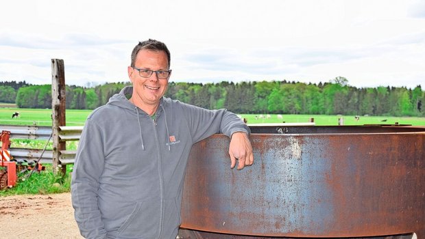 «Das ist mein Weg. Das muss es aber nicht für jeden sein», sagt Adrian Brügger zur Regenerativen Landwirtschaft. Rechts sein selbst konstruierter Kon-Tiki-Pyrolyseofen. 