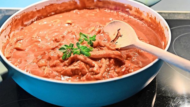 Die hierzulande wohl bekannteste Art, Kutteln zuzubereiten, ist mit Tomatensauce, für die einen mit, für die anderen ohne Kümmel. In anderen Ländern werden Kutteln auch als Suppe, Ragout oder Eintopf gekocht. 