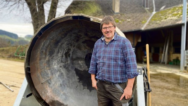 Johannes Rupp (hier vor dem geleerten Kon-Tiki) nutzt eigene Pflanzenkohle für den Futterbau und seine Mutterkühe. 