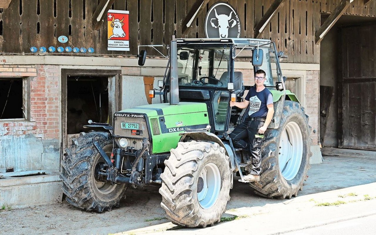 Übermechanisierung gibt es beim jungen Landwirt nicht. Er setzt ganz bewusst auf zwei alte Deutz-Traktoren. Das reiche für seinen Betrieb.