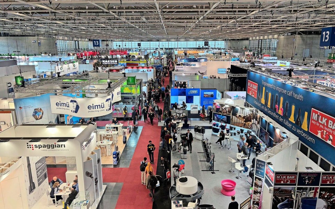 Ein Blick über eine der vielen Messehallen der Eurotier. Über 120 000 Besucher(innen) reisten ins deutsche Hannover und bestaunten die Innovationen aus aller Welt. 