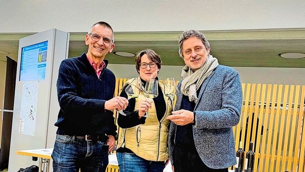 Die Vorstandsmitglieder der Müller-Thurgau-Stiftung: Lukas Bertschinger, Nina Wägeli und Markus Matzner stossen auf ein erfolgreiches Jubiläumsjahr an. 