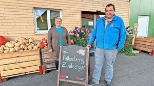 Astrid und Vinzenz Bütler stehen vor ihrem Hofladen in Wädenswil und preisen Zwetschgen an. Dieses Jahr gibt es genug, sodass ein Teil entkernt und tiefgefroren angeboten wird.