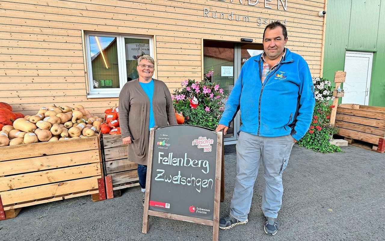 Astrid und Vinzenz Bütler stehen vor ihrem Hofladen in Wädenswil und preisen Zwetschgen an. Dieses Jahr gibt es genug, sodass ein Teil entkernt und tiefgefroren angeboten wird.