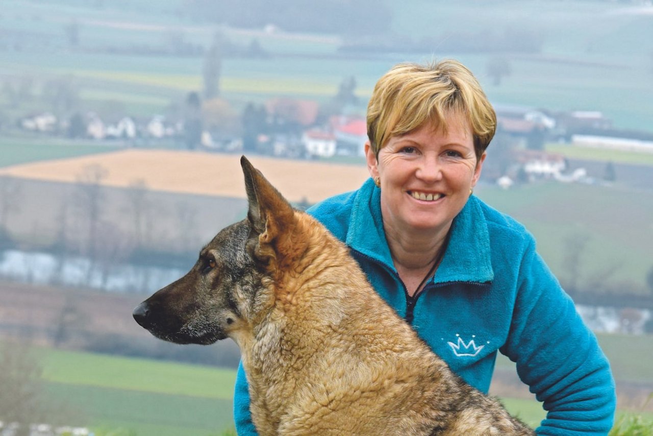 Erika Howald ist Bäuerin und führt eine Hundeschule. Sie hat ein Buch über Hundeerziehung geschrieben (Foto: zVg)