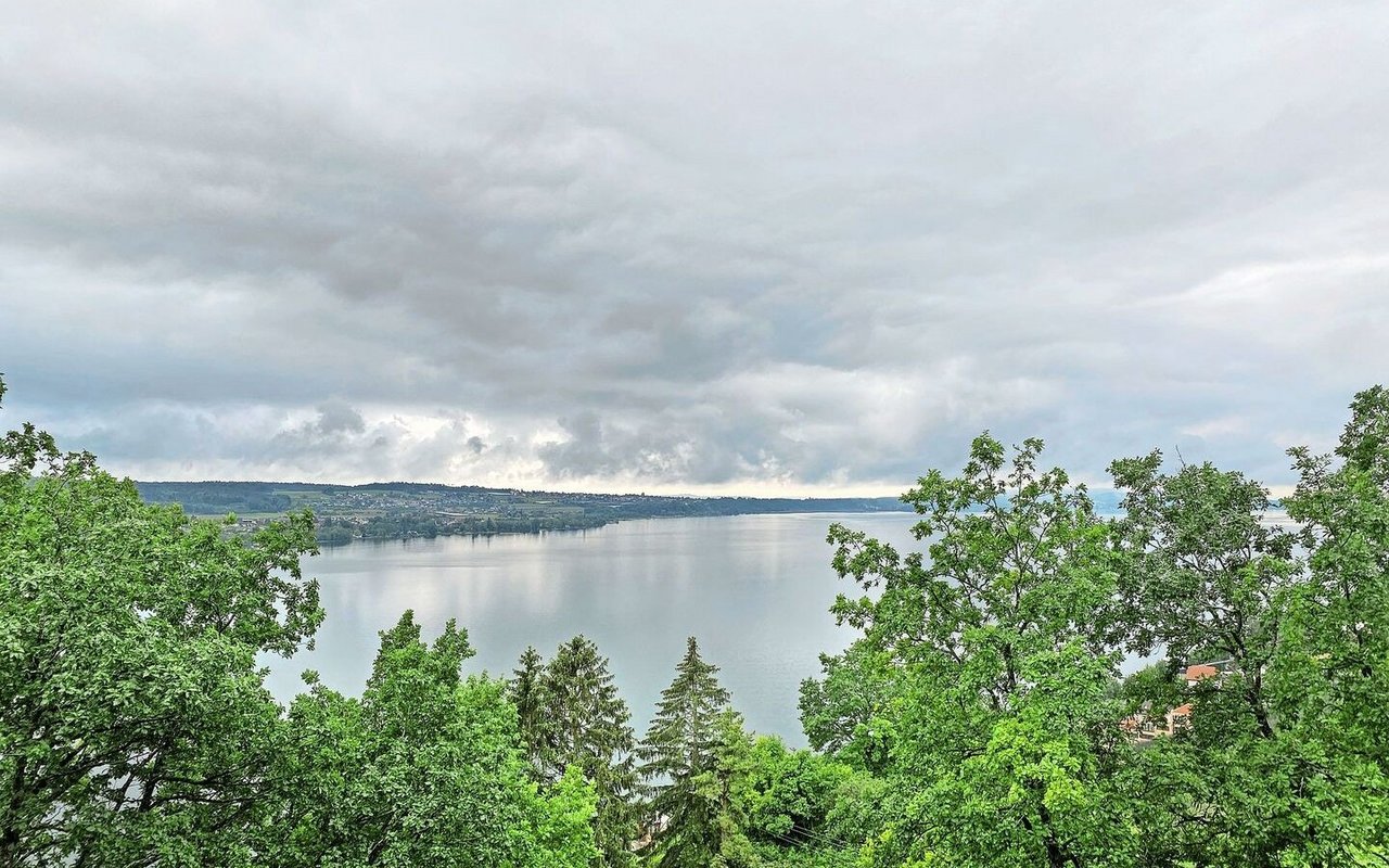 So präsentiert sich der Mai 2024 grösstenteils: regnerisch, mit gelegentlichen Aufhellungen. Das trübt die schöne Aussicht über den Bielersee. 