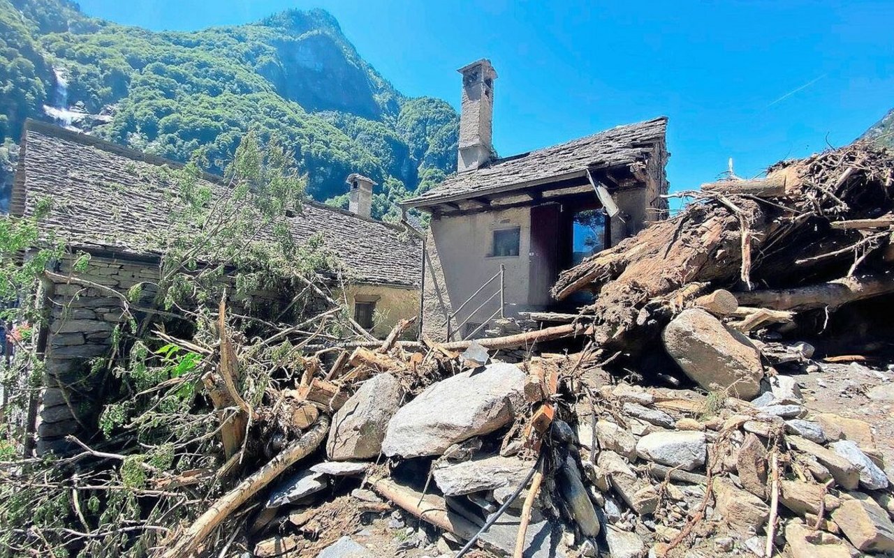 Die Wassermassen richteten im Maggiatal enorme Zerstörung an, manche Orte waren noch zur Wochenmitte nur per Helikopter erreichbar. Die Bevölkerung ist nun auf Hilfe angewiesen.