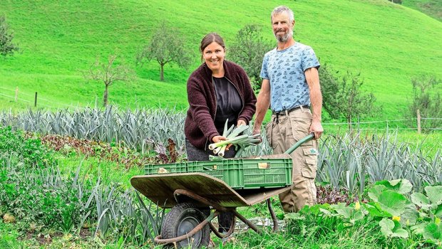 Anita Z’Rotz und Martin von Holzen in ihrem Gemüsegarten. Sie beliefern bereits 73 Kunden mit Gemüsekörben und vermitteln ihr Wissen und ihre Erfahrungen an weitere Interessierte. 