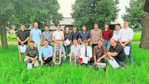 Strahlende Gesichter an der Schlussfeier des LBBZ Schluechthof: 17 junge Männer und Frauen sind nun Landwirt/in EFZ.