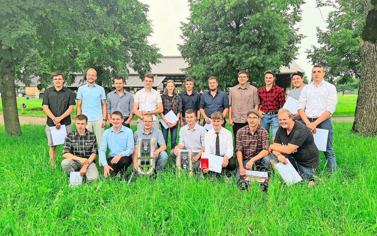 Strahlende Gesichter an der Schlussfeier des LBBZ Schluechthof: 17 junge Männer und Frauen sind nun Landwirt/in EFZ.