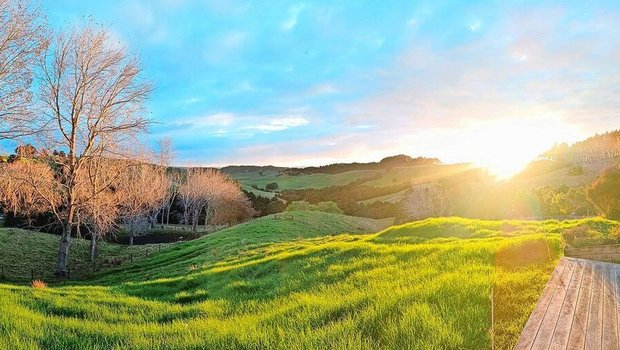 In Neuseeland geht ein langer Sommer in den Herbst über. Die Nächte sind merklich länger geworden, doch am Morgen geht die Sonne genauso schön auf.