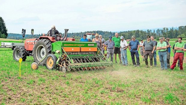 Der kleinere Traktor mit der einfachen Sämaschine eignet sich für hügelige Parzellen.