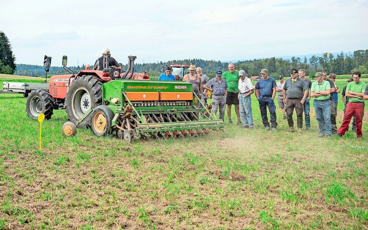 Der kleinere Traktor mit der einfachen Sämaschine eignet sich für hügelige Parzellen.