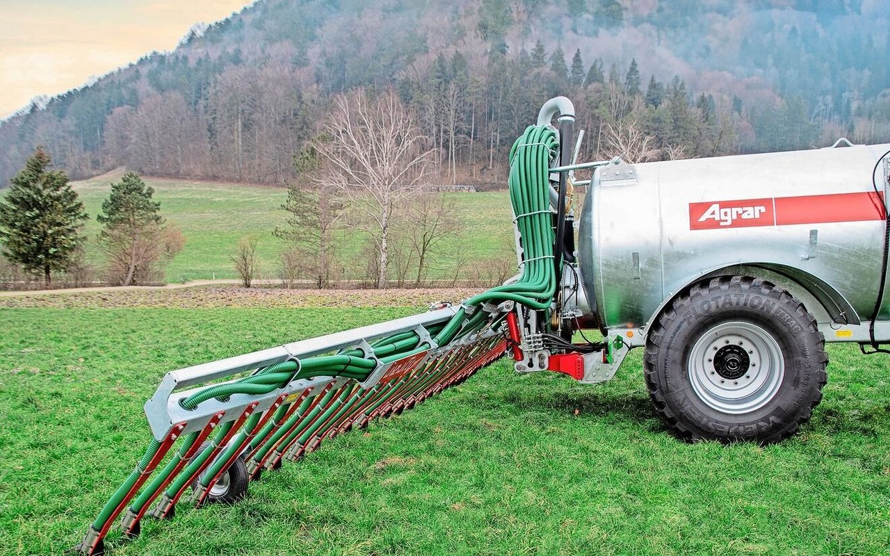 Die Ausbringung flüssiger Hof- und Recyclingdünger mit Schleppschuh wird im Rahmen des Aargauer Massnahmenplan Ammoniak künftig gefördert. 