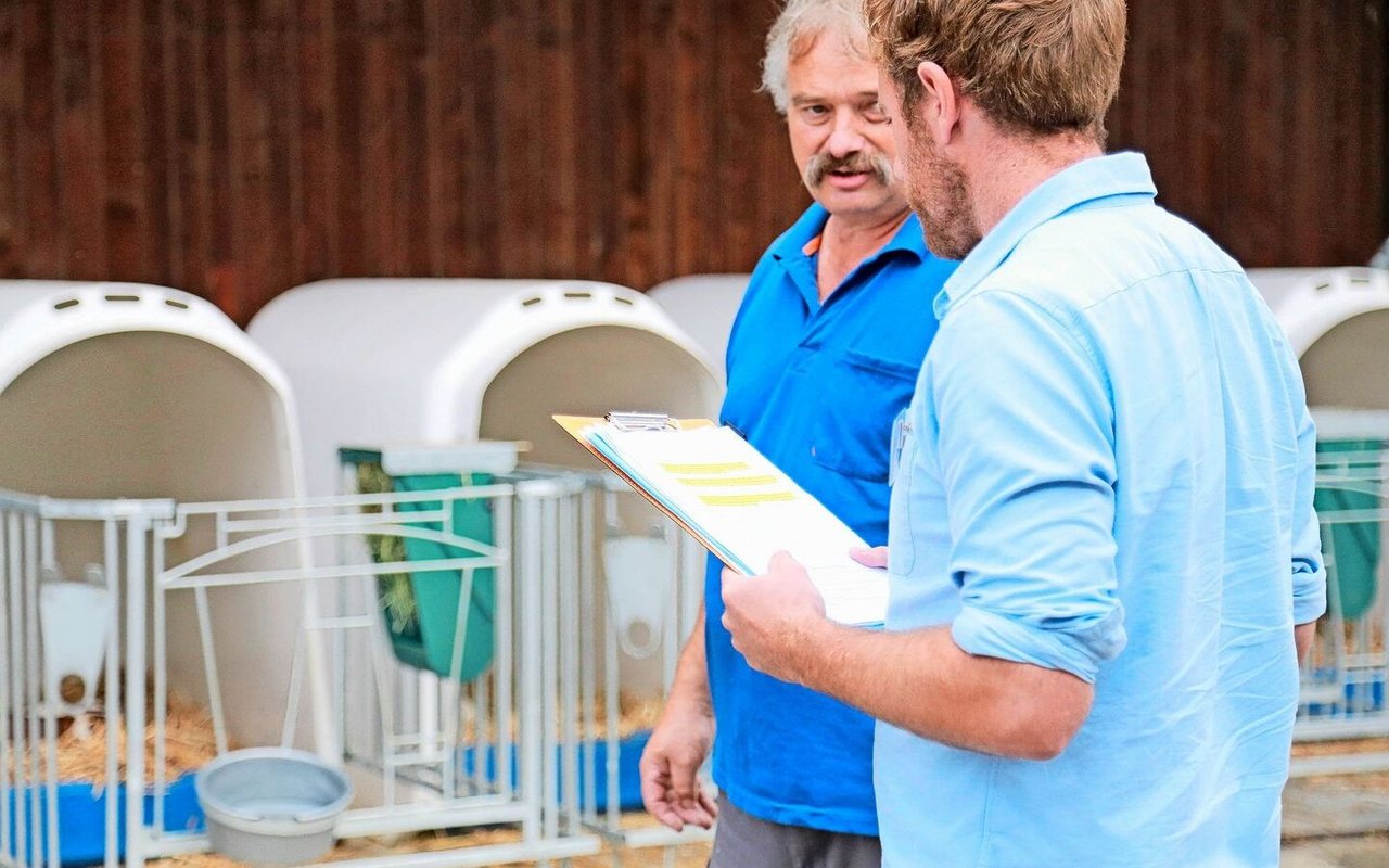 Tierschutz- und Primärproduktionskontrollen finden normalerweise alle vier Jahre statt. Durch die Vielzahl an Kontrollbereichen innerhalb der Tierhaltung wirken die Kontrollen für die Landwirte jedoch zahlreicher. 