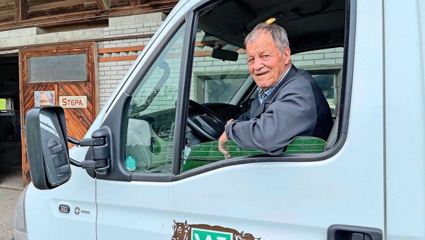 Ein halbes Jahrhundert unterwegs in Obwalden, Nidwalden und Uri: Viehhändler Willy Zumstein in seinem Viehtransporter.