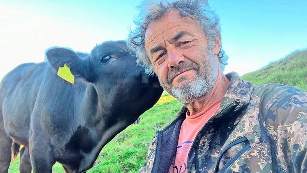 Claudio Gregori verbringt den Sommer als Mutterkuhhirt in der Gegend oberhalb von Bergün.