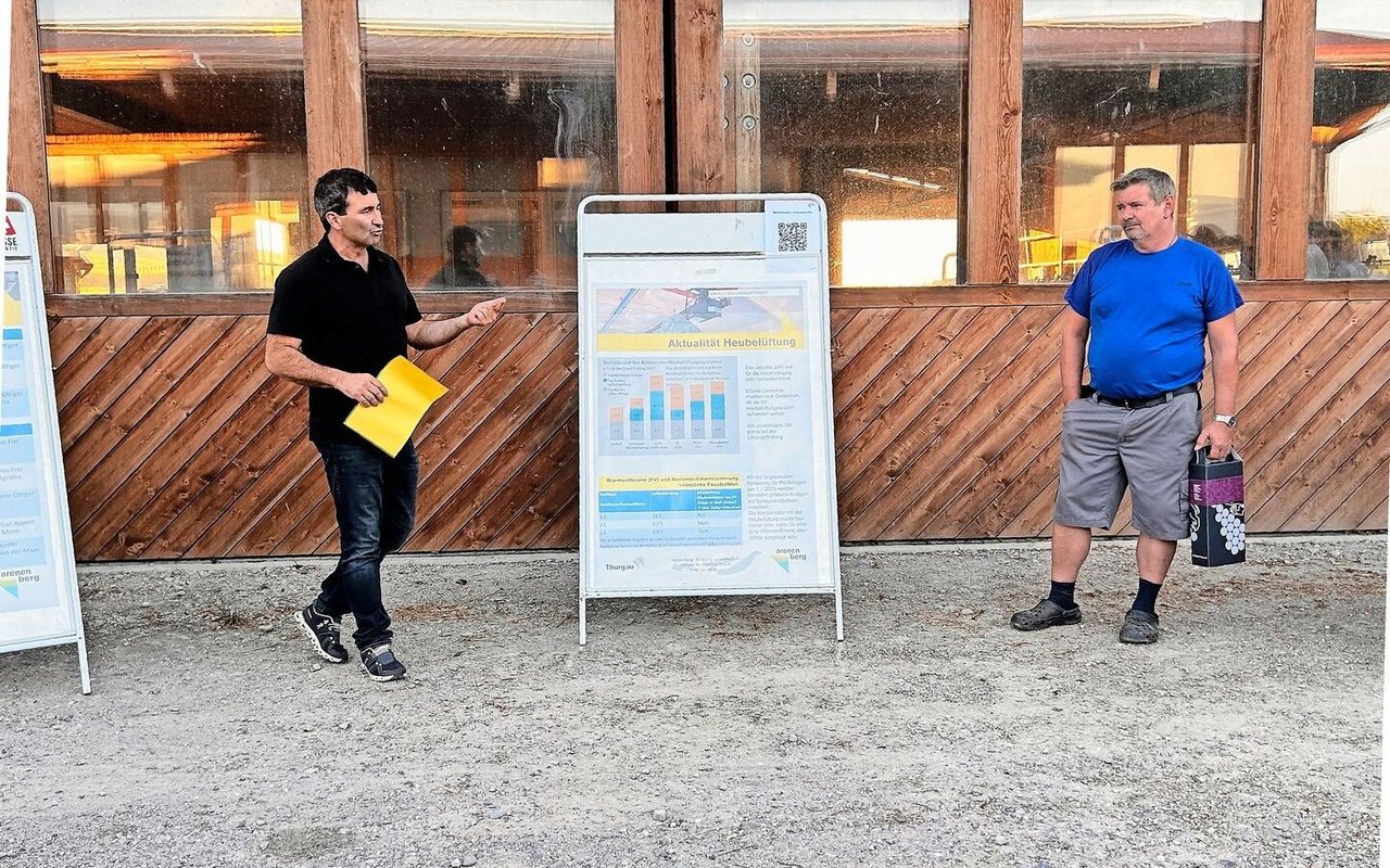 Der Arenenberger Leiter Milchproduktion Christof Baumgartner (l.) organisierte die Milchviehstämme. Zu Gast war man Mitte August bei Rolf König (r.) in Tägerwilen.