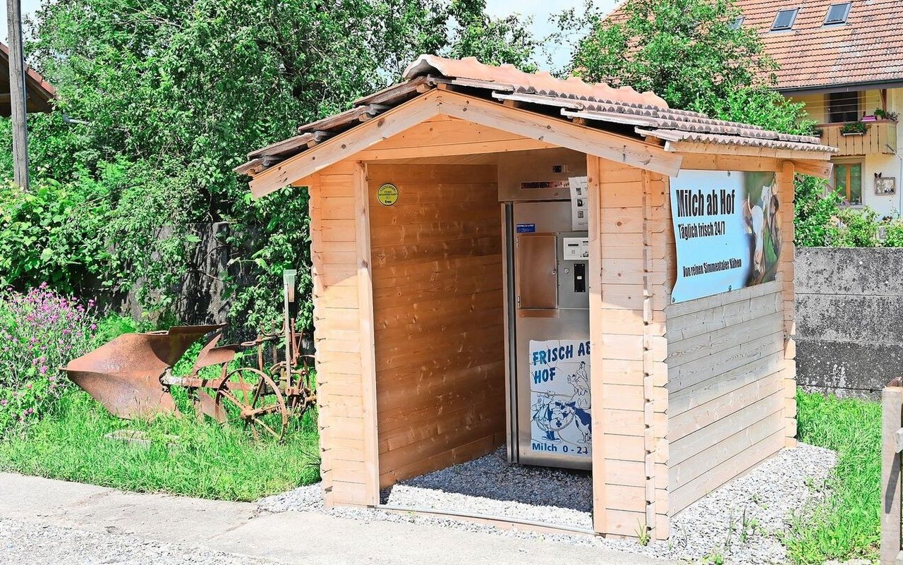 Über den Milchautomaten verkauft Mike Friedli ein paar Liter Milch direkt an die Kundschaft. Er möchte die Menge steigern. 