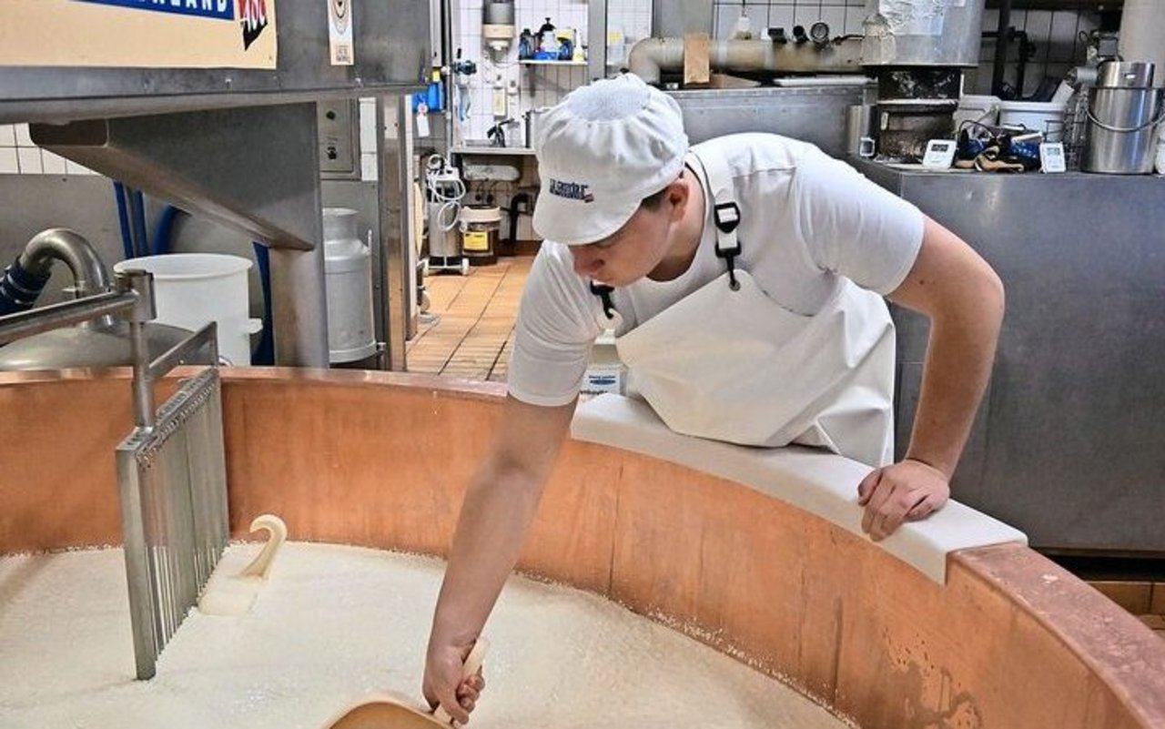 Cyril Grossrieder bei der Arbeit. Er möchte später für seinen Käse wie auch sein Lehrbetrieb Medaillen gewinnen. 