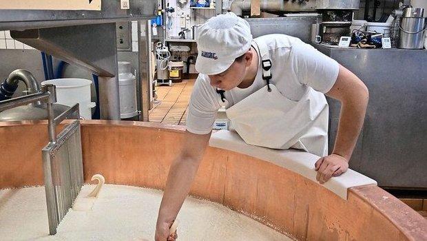 Cyril Grossrieder bei der Arbeit. Er möchte später für seinen Käse wie auch sein Lehrbetrieb Medaillen gewinnen. 