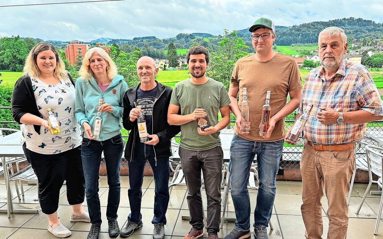 Die stolzen Gruppensieger Erika Kunz, Elvira Müller, Hans und Mathias Zogg, Geoffrey Kobelt und Felix Pfister (v. l.). 