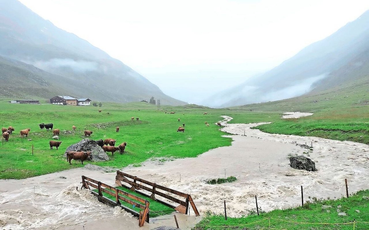 Von Überschwemmungen sind momentan viele Bündner Gemeinden und Täler betroffen. Auf dem Bild: das Dischmatal, wo sich ein kleiner Bach in einen breiten Fluss verwandelt hat.