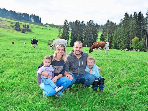 Roland und Nicole Salzmann mit den Kindern Alessio und Sienna sind eine begeisterte Viehzüchterfamilie. Ihr Herz schlägt für die rote und schwarze Holsteinkuh. 