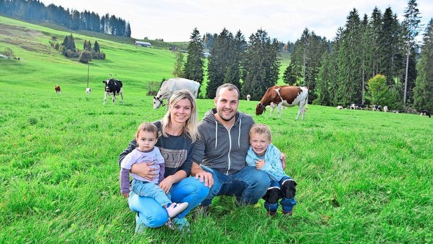 Roland und Nicole Salzmann mit den Kindern Alessio und Sienna sind eine begeisterte Viehzüchterfamilie. Ihr Herz schlägt für die rote und schwarze Holsteinkuh. 