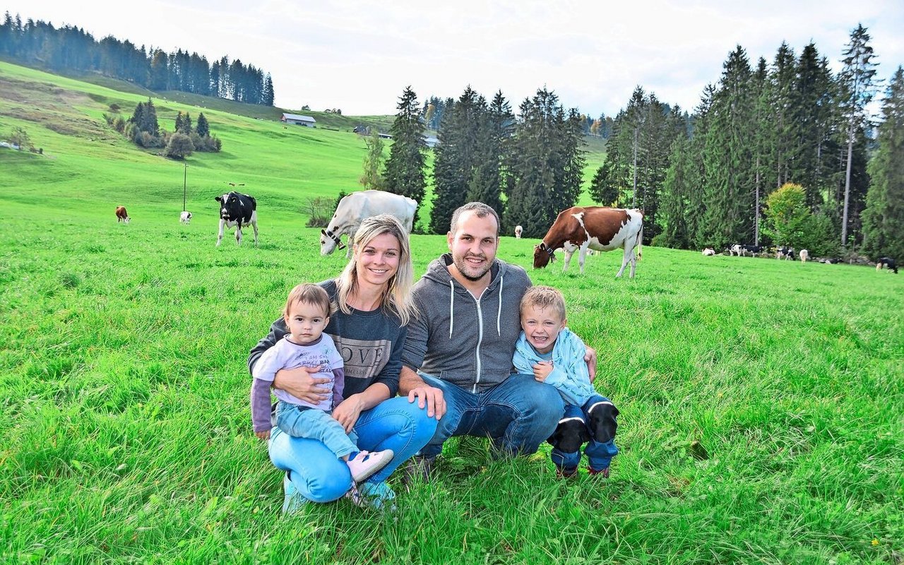 Roland und Nicole Salzmann mit den Kindern Alessio und Sienna sind eine begeisterte Viehzüchterfamilie. Ihr Herz schlägt für die rote und schwarze Holsteinkuh. 