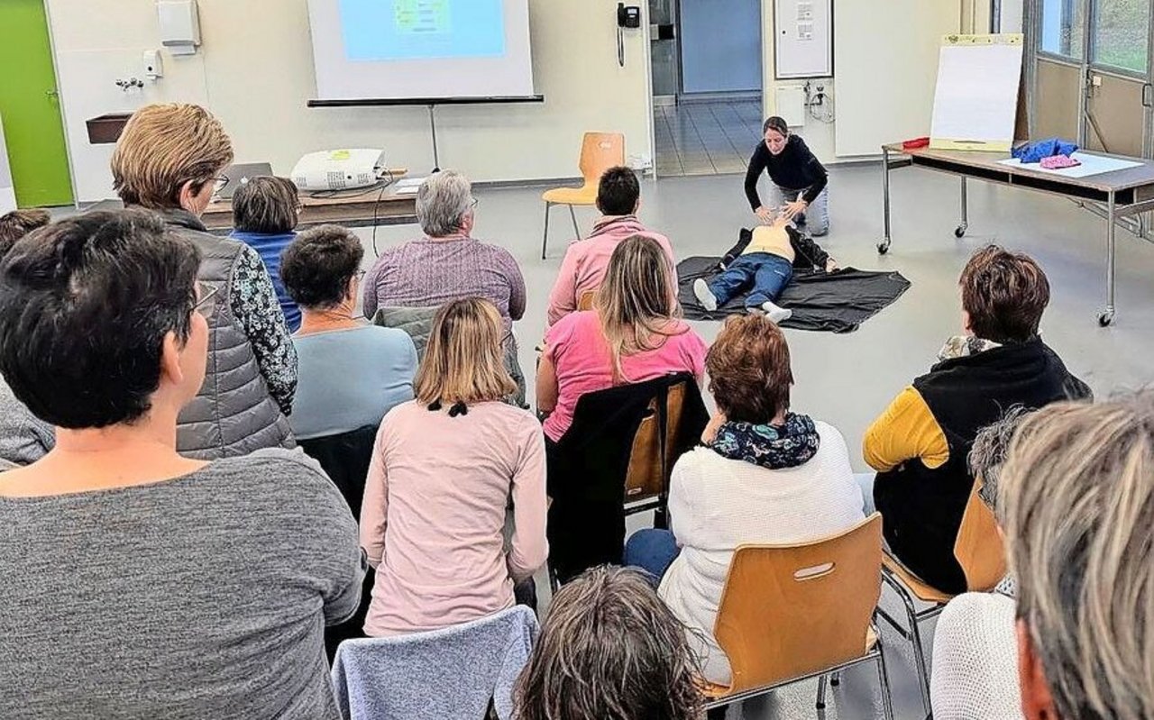 An der Liebegg warteten Puppen auf verschiedene Nothilfemassnahmen. 