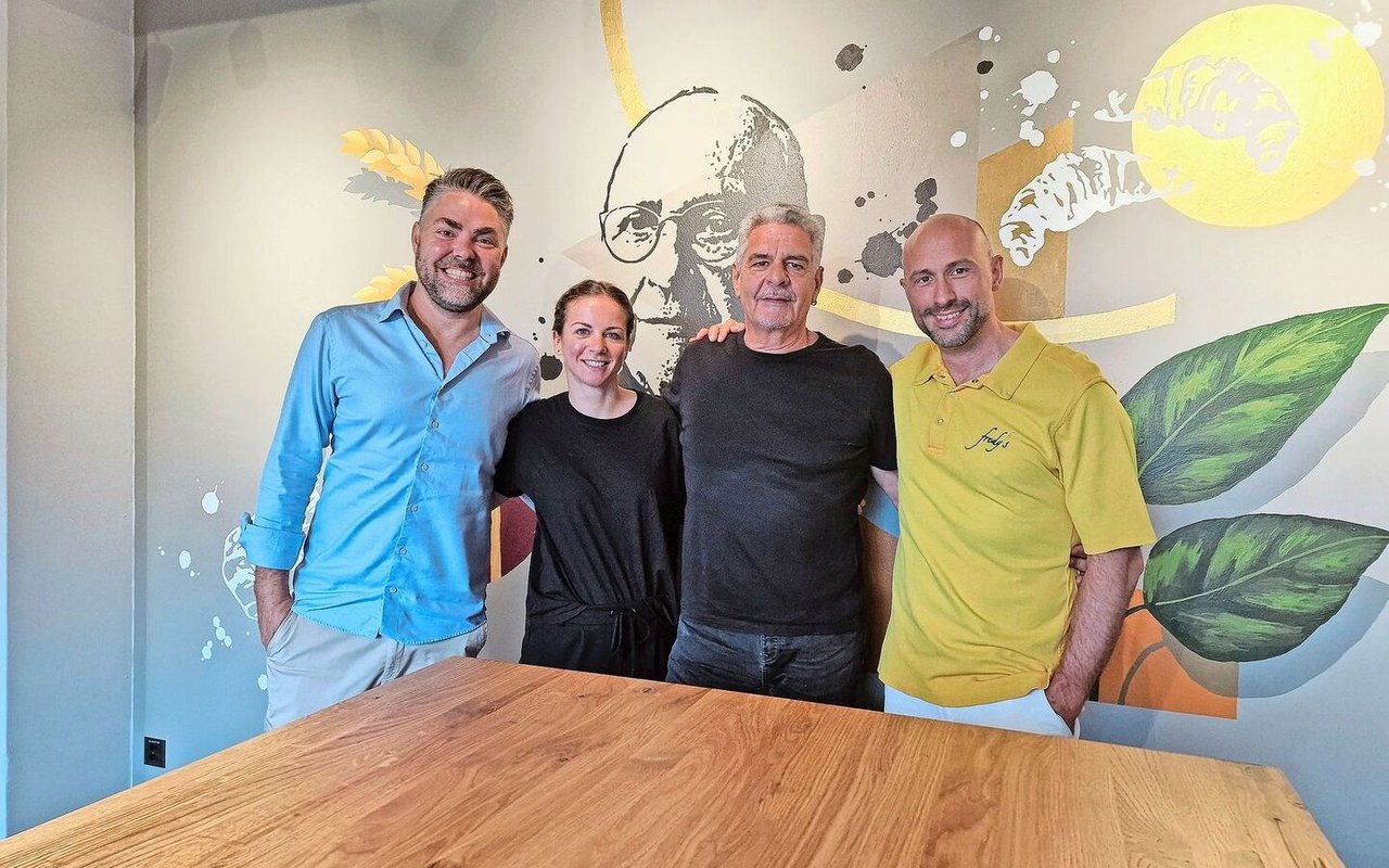 Ein eingespieltes Team bei Fredy’s (v. l. n. r.): Marc Schnyder, Selina Fischer, Leiterin Marketing-Kommunikation, Peter Kasimow und Bojan Cepon vor dem Bild von Fredy Hiestand.