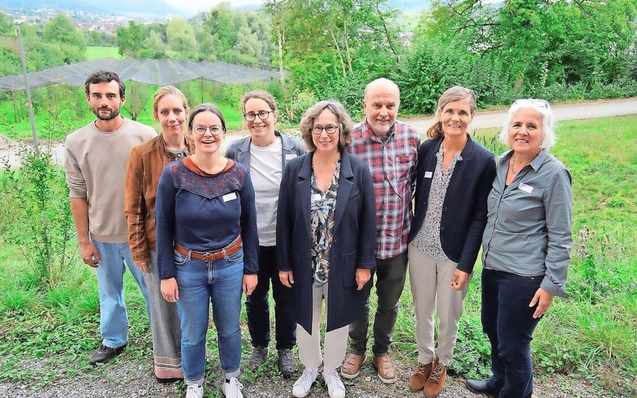 V. l. n. r.: FiBL-Pächter Pascal Nägele, Milchproduzentin Sabrina Schlegel, Rebekka Frick (FiBL), Laura Spring (Bio Suisse), Daniela Pauli (BirdLife), Lukas Pfiffner (FiBL), Katja Jacot (Agroscope), Bernadette Oehen (FiBL).