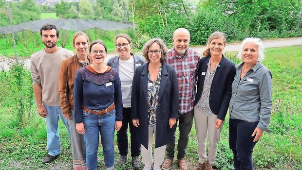 V. l. n. r.: FiBL-Pächter Pascal Nägele, Milchproduzentin Sabrina Schlegel, Rebekka Frick (FiBL), Laura Spring (Bio Suisse), Daniela Pauli (BirdLife), Lukas Pfiffner (FiBL), Katja Jacot (Agroscope), Bernadette Oehen (FiBL).