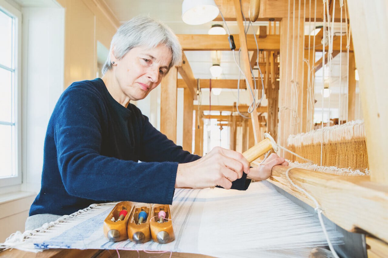 Handweben heisst Arbeiten mit allen Sinnen: Katharina Osterwalder, Leiterin der Handweberei. (Foto: Marion Nitsch)