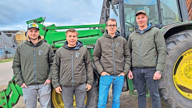 Severin Volkart, Lukas Eckert, Silvan Philipp und Joshua Neuhauser (v. l.) absolvieren die Ausbildung zum Agrotechniker HF am Strickhof und verglichen die Systeme für die Nachrüstung.