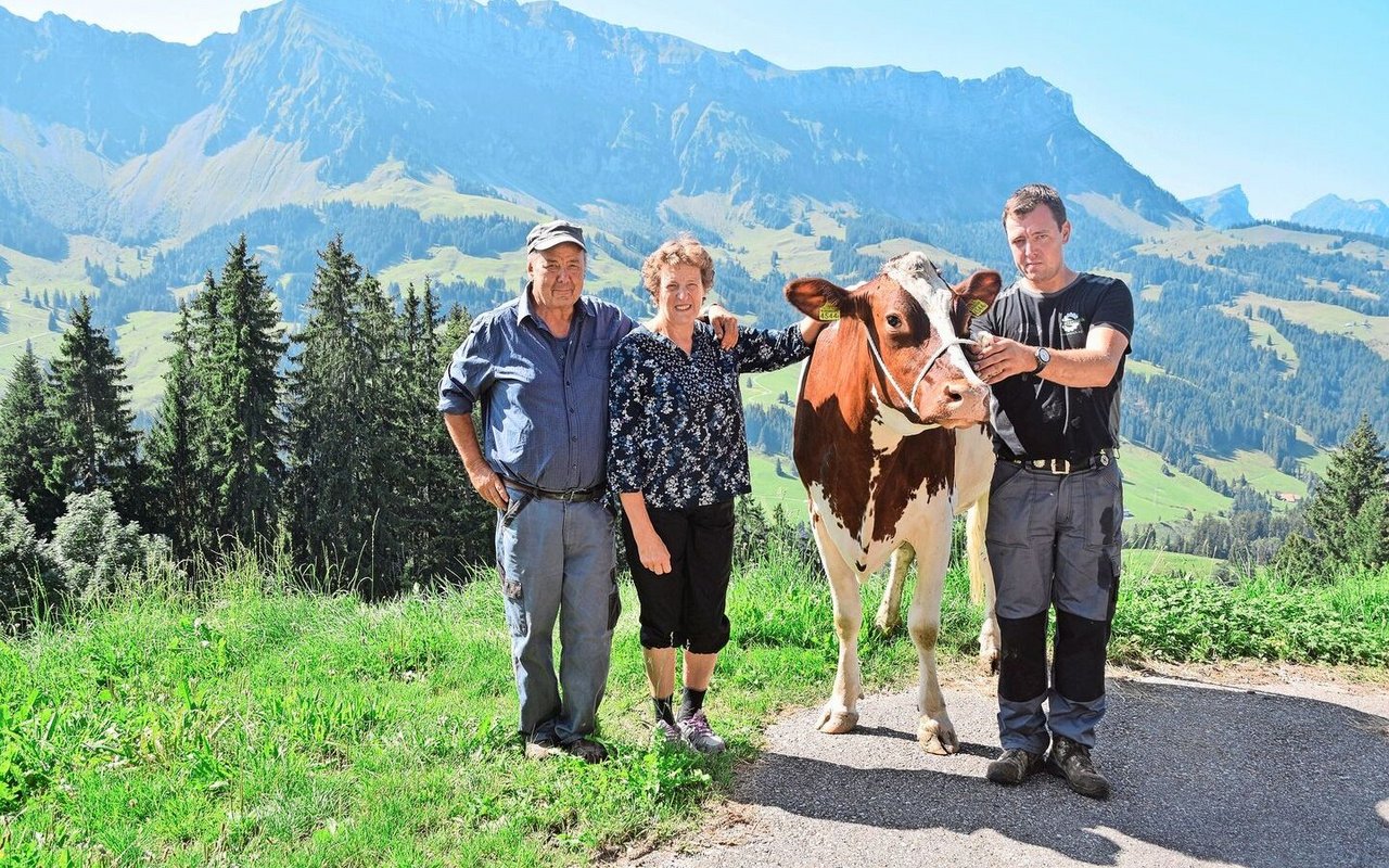 Hans und Rösi Fankhauser mit Sohn Hanspeter. Dieser hält an der Halfter die schöne Evert Aria.