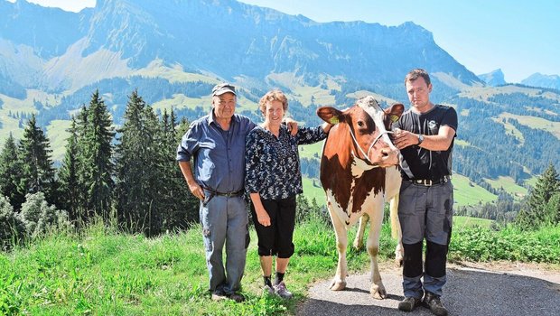 Hans und Rösi Fankhauser mit Sohn Hanspeter. Dieser hält an der Halfter die schöne Evert Aria.